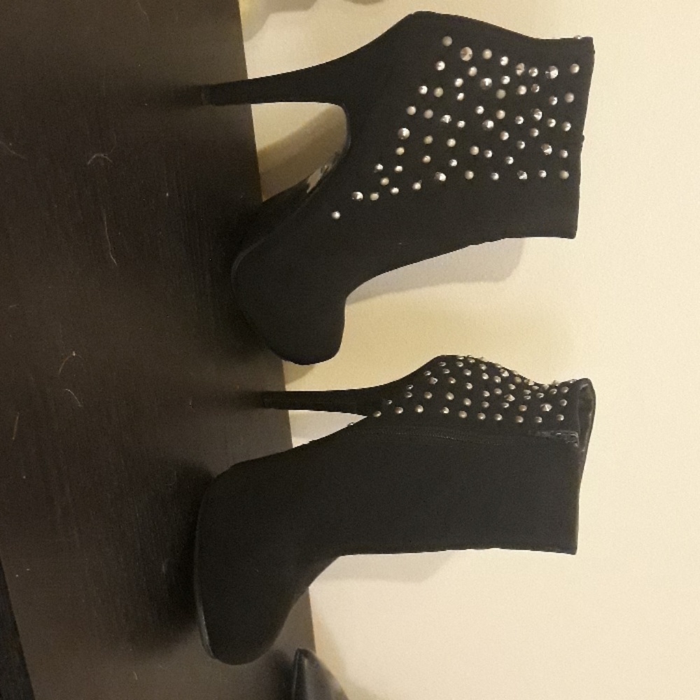 Sexy, comfortable, black bootie to amp up any outf